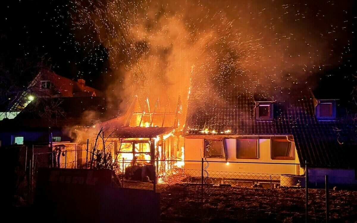 Ein Holzschuppen in Marktheidenfeld steht in Flammen Ein Holzschuppen in Marktheidenfeld steht in Flammen